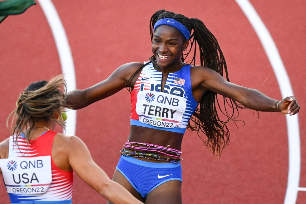 Naisten 4x100 metrin viestissä kotijoukkue Yhdysvaltain Twanisha Terry toi viestikapulan ensimmäisenä maaliin. LEHTIKUVA / AFP