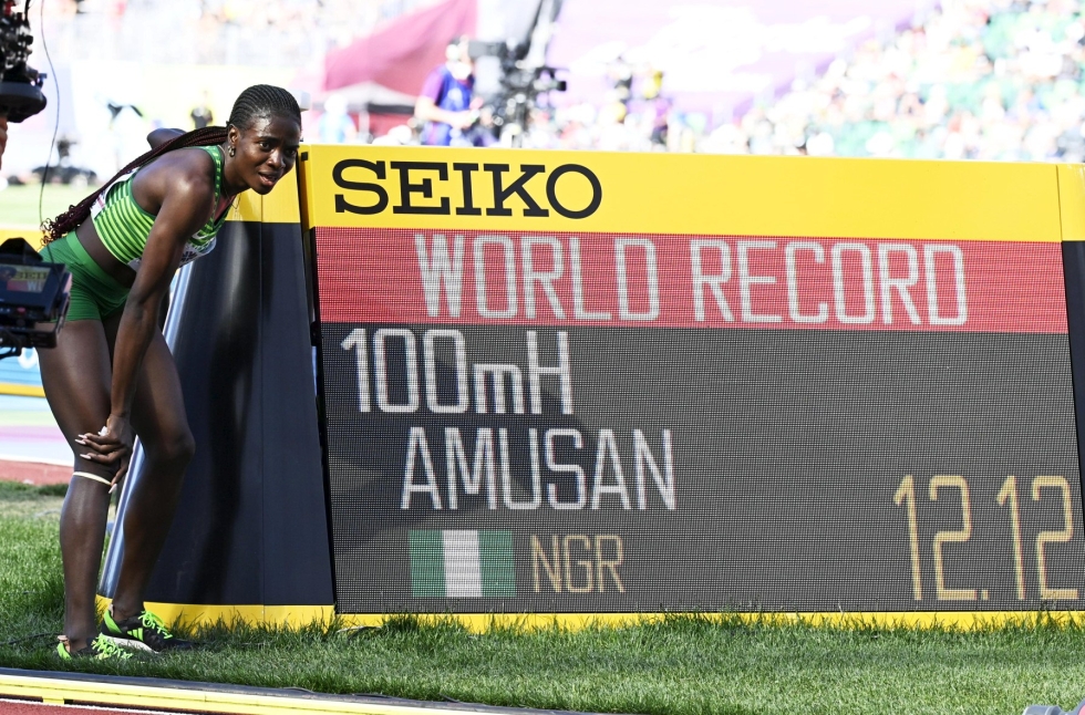 Tobi Amusanin välierissä juoksema uusi maailmanennätysaika oli 12,12. LEHTIKUVA / VESA MOILANEN