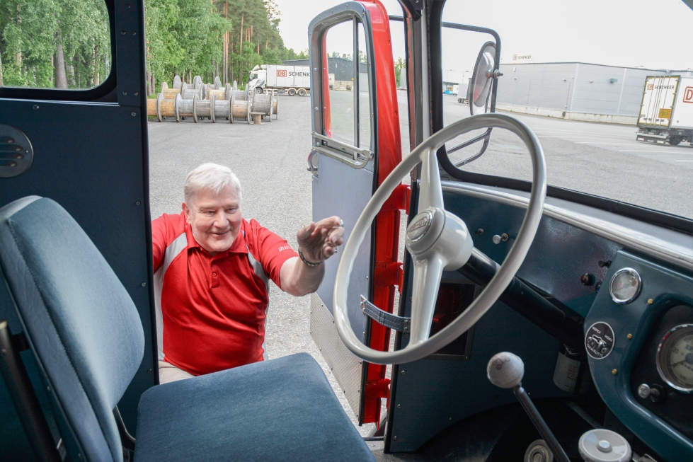Pertti Korhonen ajelee mielellään kesäisin vuoden 1963 vuosimallin museoautolla. Vuonna 1958 perustettu kuljetusyritys tuli Korhosen isän omistukseen vuonna 1959. 
