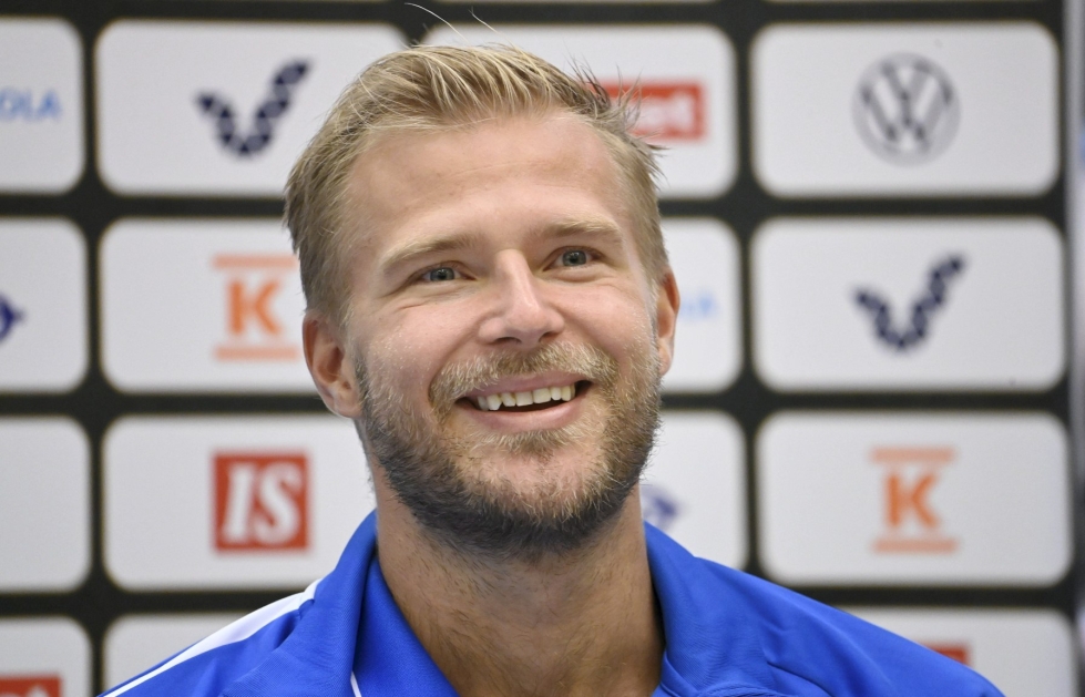 Paulus Arajuuri on miesten maajoukkueen monivuotinen luottopelaaja ja pelasi myös EM-kilpailuissa viime kesänä. LEHTIKUVA / Heikki Saukkomaa