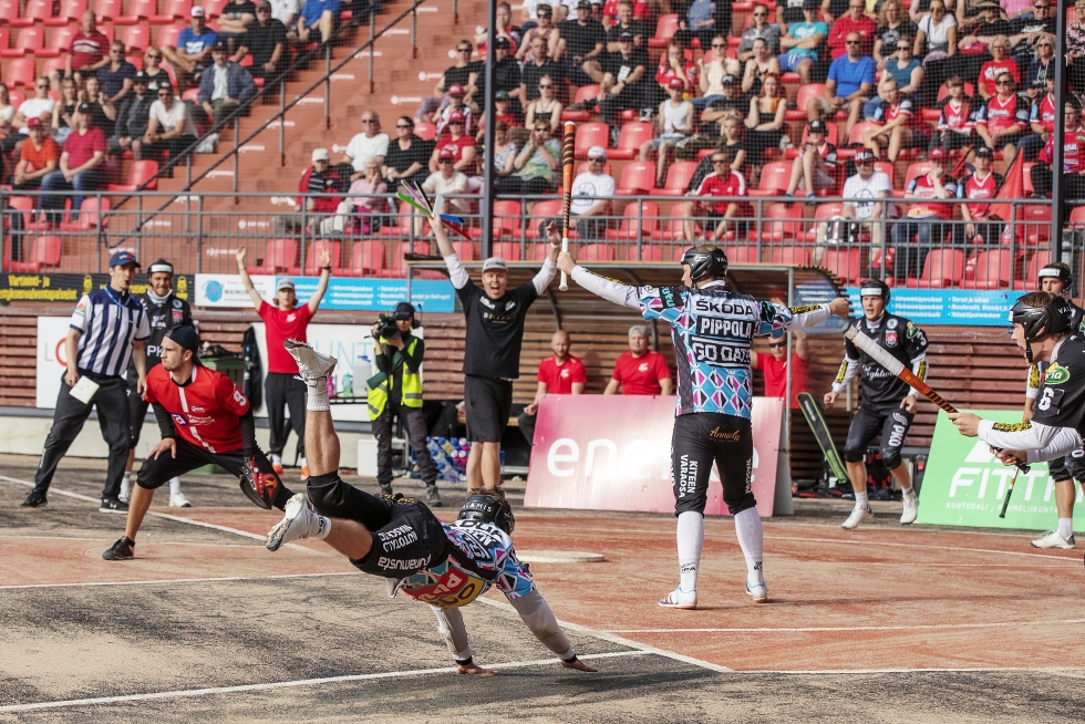 Kiteen Pallon lyöjäjokeri Jiri Pippola löi edellisessä paikalliskamppailussa Joensuun Mailaa vastaan kaksi juoksua Mehtimäen pesäpallostadionilla.