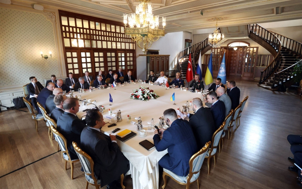 Venäjän ja Ukrainan valtuuskunnat keskustelivat jumiutuneiden viljatoimitusten jatkamisesta Mustallamerellä. Lehtikuva / AFP / Turkish Defence Ministry Press Office