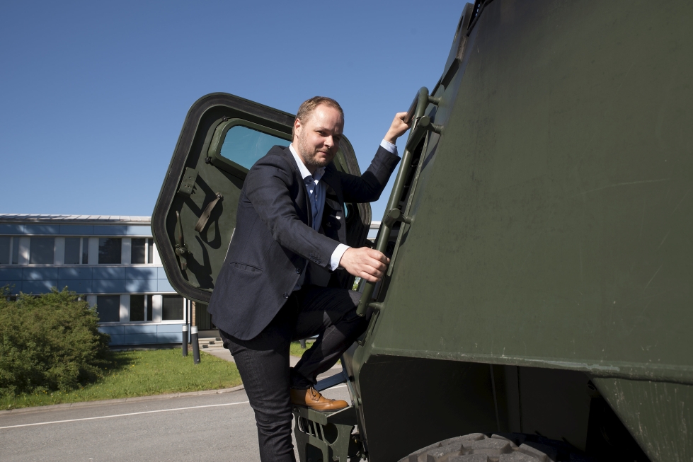 Patrian Suomen asiakkuuksista vastaava johtaja Jussi Järvinen kapuaa Patria 6x6 -panssariajoneuvoon Hämeenlinnan tehtaalla.
