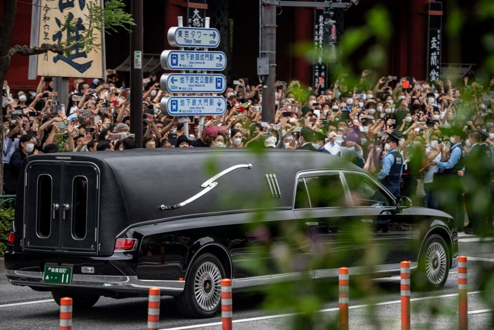 Japani järjestää entiselle pääministerille Shinzo Abelle valtiolliset hautajaiset tänä syksynä. LEHTIKUVA/AFP