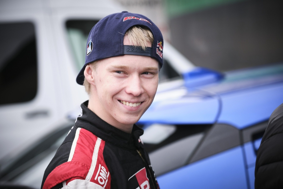 Toyotan rallitallin suomalaistähti Kalle Rovanperä testaa kalustoa Korpilahdella ennen Suomen MM-rallia.