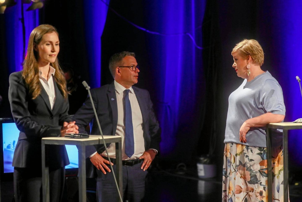 SDP:n Sanna Marin, kokoomuksen Petteri Orpo ja keskustan Annika Saarikko kohtasivat tv-studiossa vuoden 2021 kuntavaalipäivänä. Näillä näkymin samat puheenjohtajat vievät puolueensa ensi vuoden eduskuntavaaleihin.