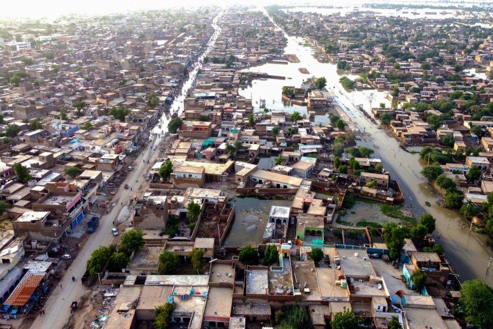 Pakistan tarvitsee yli 10 miljardia dollaria monsuunisateiden ja tulvien aiheuttaman tuhon korjaamiseksi, sanoo maan suunnitteluministeri Ahsan Iqbal. LEHTIKUVA/AFP