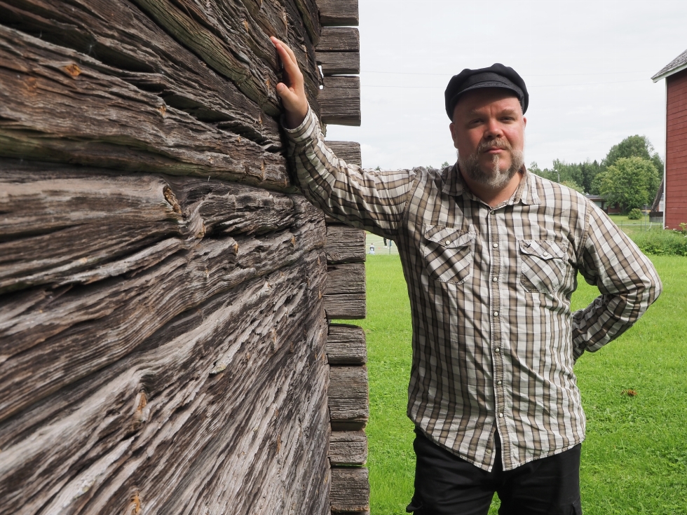 Ville Ropponen halusi tulla kirjoittamaan Karjala-aiheista tietokirjaansa Tohmajärven residenssiin. Häntä kiinnosti nähdä, millaista elämä on lähellä rajaa olevalla paikkakunnalla.