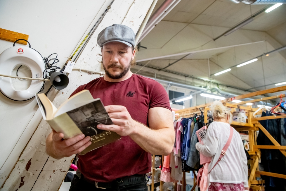 Markku Nevala tekee kirppariostoksia harvakseltaan, mutta pitää silmät auki kiinnostavien kirjojen ja lasiesineiden varalta.