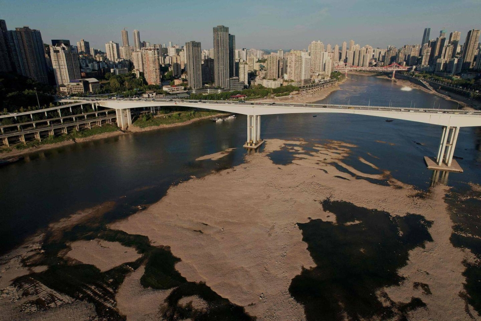 Keskiviikkoinen ilmakuva Chongqingin kaupungista, jossa Jangtse ja sen tärkeä sivujoki Jialing (kuvassa) yhtyvät. Joen pohja oli tullut näkyviin.