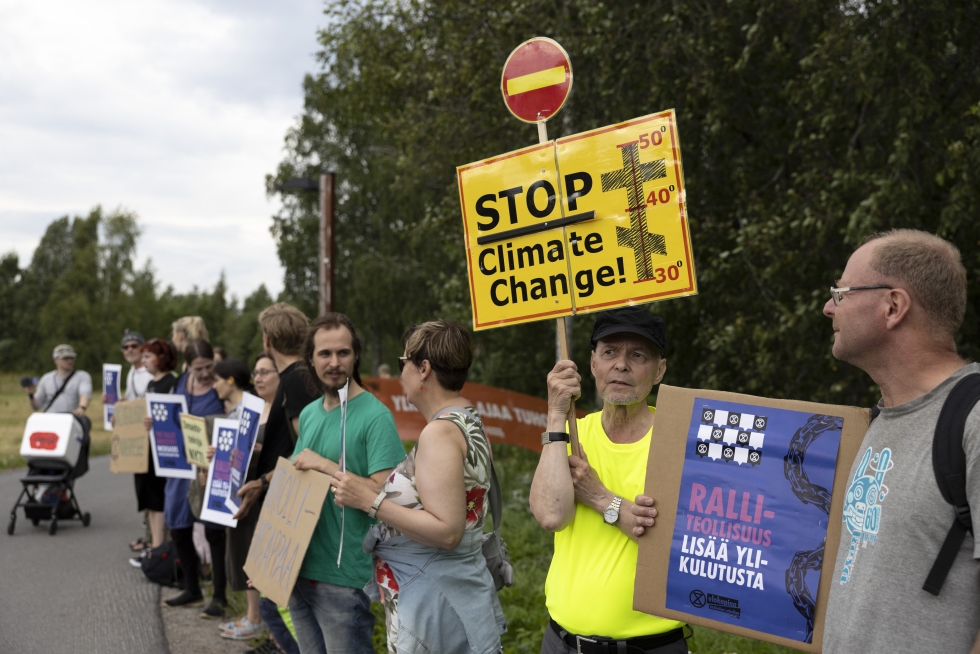 Ympäristöliike Elokapina järjesti perjantaina mielenosoituksen ralli- ja autoteollisuutta vastaan.