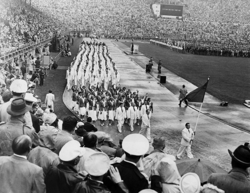 Neuvostoliiton joukkue sisäänmarssissa Olympiakisojen avajaisissa Helsingin Olympiastadionilla 19.7.1952.