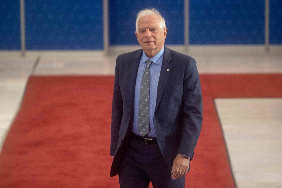 Josep Borrell kertoi päätöksestä Prahan kokouksessa. Lehtikuva/AFP