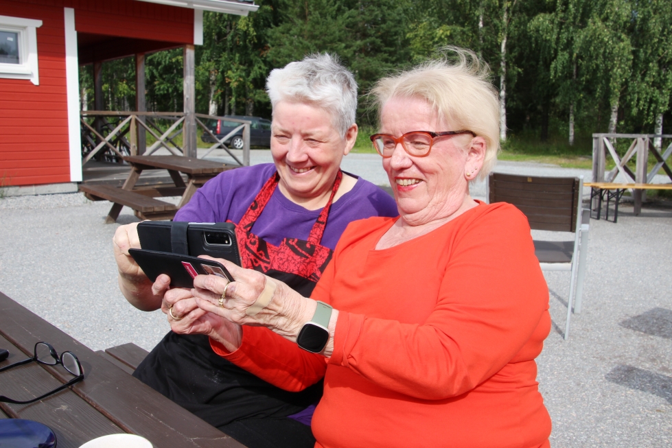 Fillarimummon matkaa seurannut Anneli Andersson (oik.) halusi ehdottomasti selfien Rauni Hietasen kanssa ja kertoi peukuttavansa jokaista Fillarimummon Facebook-sivujen julkaisua.
