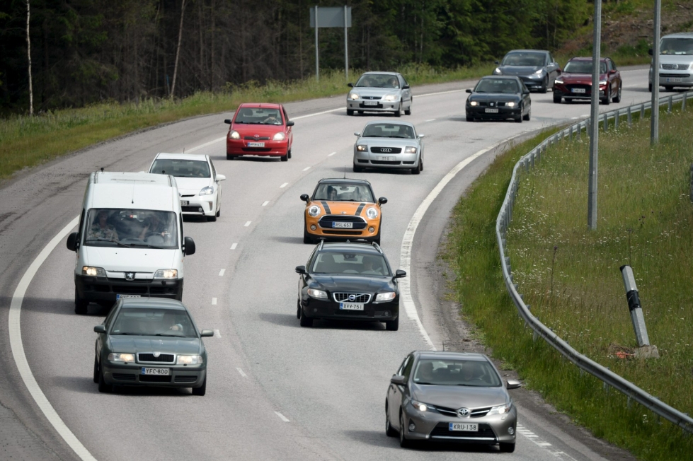 Suomalaisia kannustetaan säästämään energiaa arkisilla teoilla kuten ajonopeuden madaltamisella. LEHTIKUVA / Mikko Stig