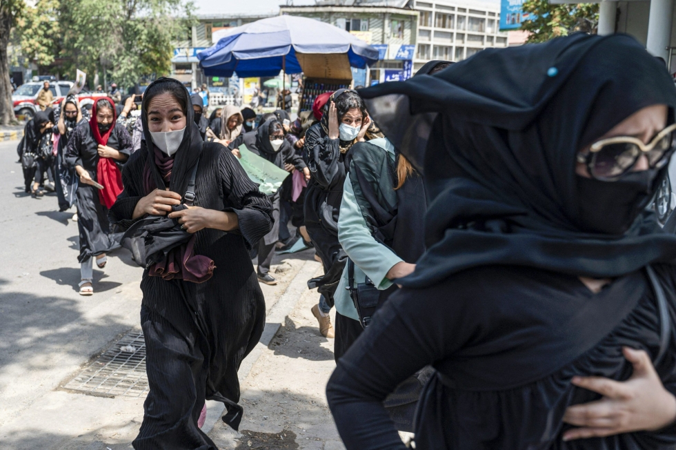 Amnestyn mukaan naisilla ja tytöillä ei ole Afganistanissa käytännössä mahdollisuuksia osallistua julkiseen elämään. LEHTIKUVA/AFP