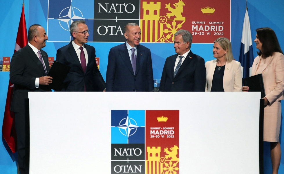Kolmen maan virkamiestason säännöllisestä yhteydenpidosta sovittiin Madridin kesäkuun Nato-huippukokouksessa. LEHTIKUVA/AFP/HANDOUT/TURKISH PRESIDENTIAL PRESS OFFICE