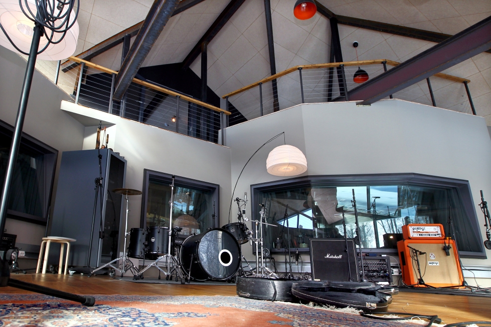Lehmossa sijaitseva SF Sound Studio valmistui kymmenisen vuotta sitten, ja sen on suunnitellut brittiläinen John Flynn.