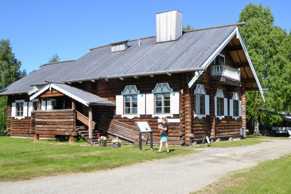 Ilomantsin Parppeinvaaran Runonlaulajan pirttiä pidetään Suomen ensimmäisenä karjalaisen rakentamisen tavalla toteutettuna rakennuksena toisen maailmansodan jälkeen.