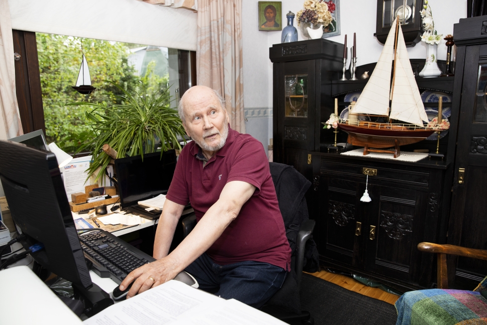Paavo Joensalo tekee sävellystyönsä tietokoneella kotonaan Viinijärvellä. 