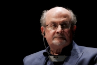 Yön uutiskooste: Trumpin kotietsinnän syy selvisi, puukotettu kirjailija Salman Rushdie on hengityskoneessa