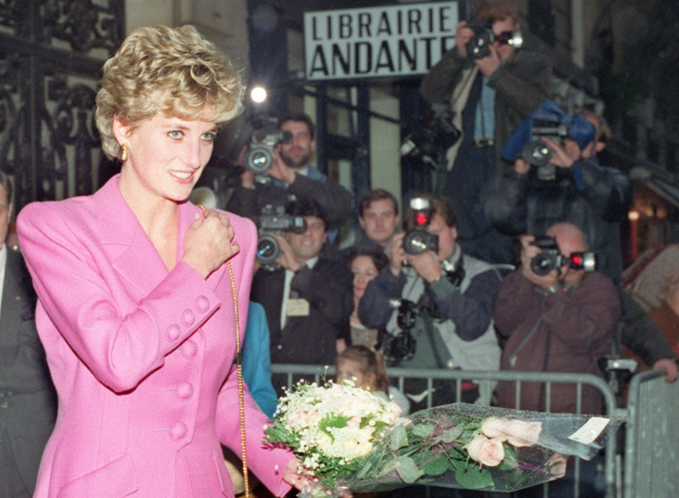 Prinsessa Dianaa on luonnehdittu visuaalisen viestinnän pioneeriksi, joka myös taidokkaasti ja tyylillä ravisteli kuninkaallisen pukeutumisen etikettiä. Arkistokuva vuodelta 1992. LEHTIKUVA/AFP