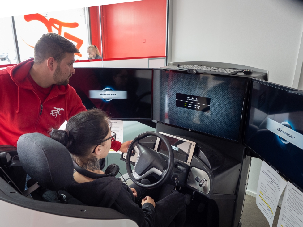 Epic-autokoulussa halvimpaan henkilöautopakettiin kuuluu 6 ajotuntia oikealla autolla ja 8 simulaattorilla.