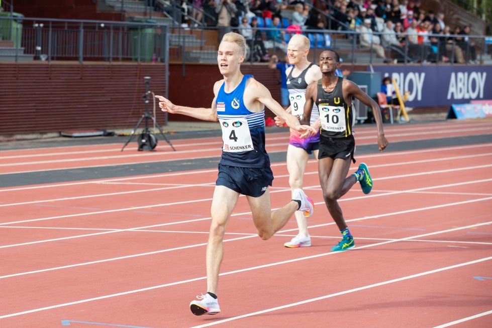 Mika Kotiranta tuuletti 5000 metrin Suomen mestarina Joensuun keskuskentällä.