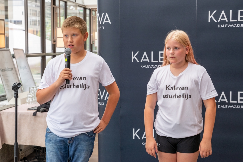 Marlo Tuhkanen ja Olivia Kaarto pääsivät esiurheilijoiksi Joensuun Kalevan kisoihin. Kumpikin odotti innolla, että pääsee tekemään urheilusuoritukset ison yleisön edessä.