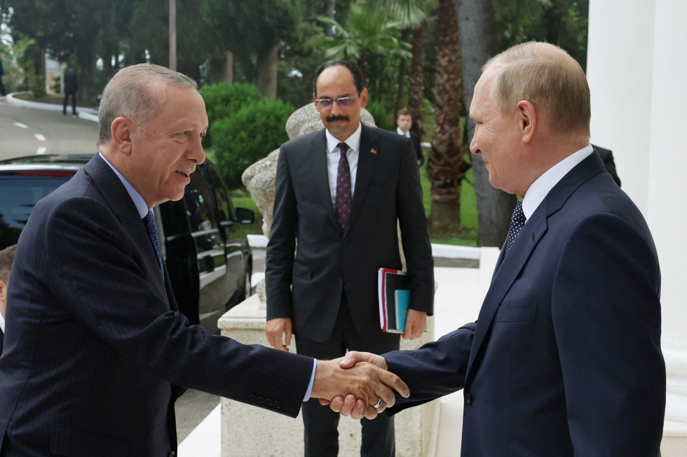 Turkin presidentti Recep Tayyip Erdogan (vas.) ja Venäjän presidentti Vladimir Putin tapasivat Mustanmeren rannalla Sotshissa. LEHTIKUVA / AFP / Turkin presidentinkanslian tiedotusosasto