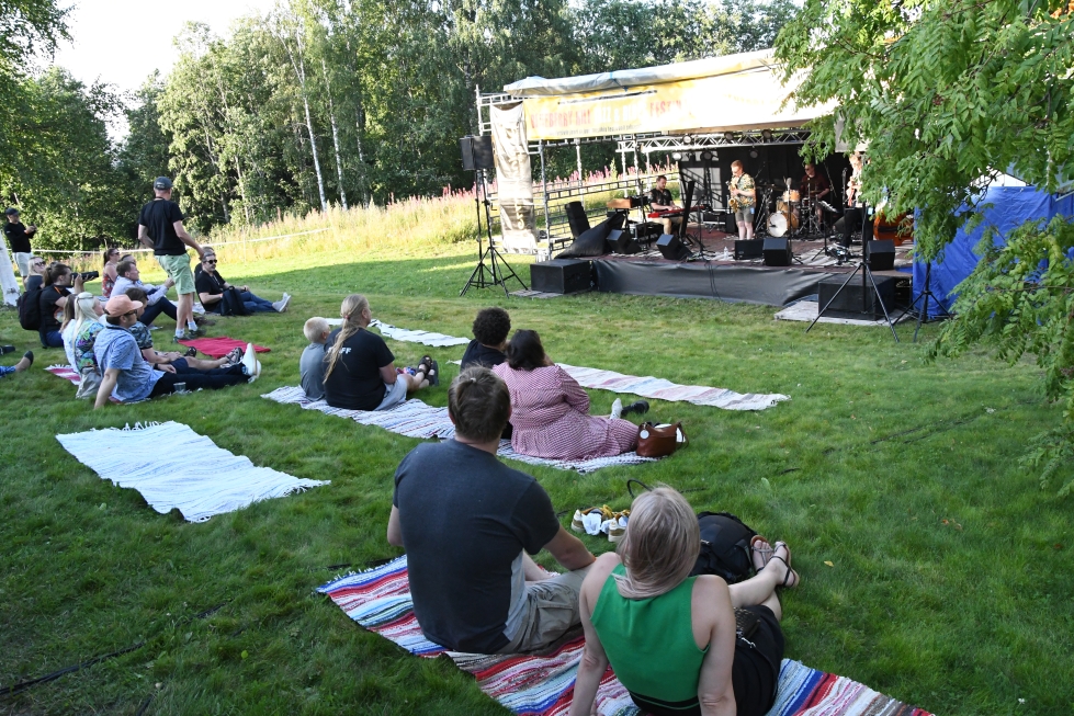 Osa yleisöstä pötkötteli mieluiten nurmikolle levitetyillä räsymatoilla. Perjantain jazz-illan aloitti Odd Brew.