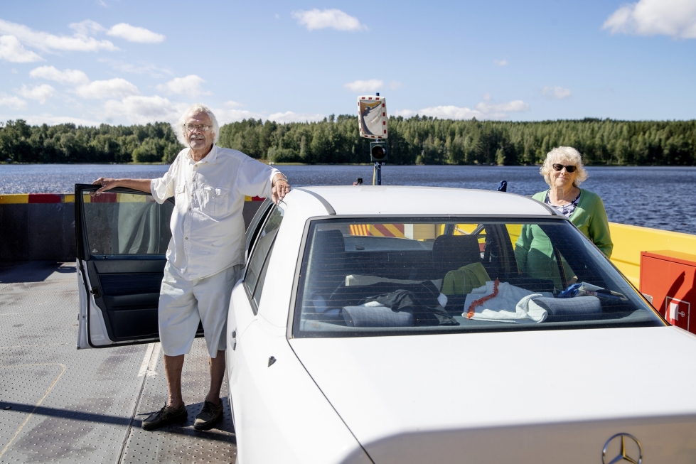 Ruotsista Paalasmaalle saapuneet Olavi Horkamo (vas.) ja Ritva Reed yllättyivät iloisesti, kun pääsivät lossin kyytiin.