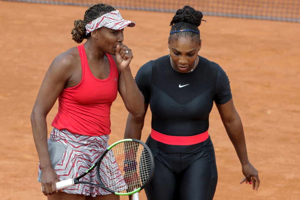 Serena (oik.) ja Venus Williams (vas.) nähdään pitkästä aikaa nelinpeliparina, kun heille myönnettiin villi kortti Yhdysvaltain avoimiin. Arkistokuva. LEHTIKUVA/AFP