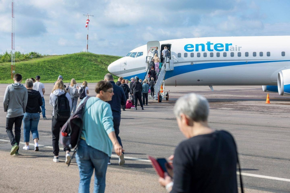Charter-matkalaisia Tikkakosken lentokentällä Jyväskylässä kesäkuussa 2022.