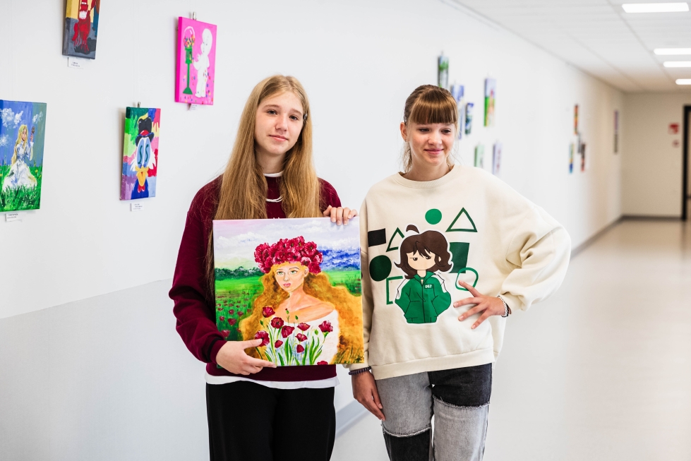 Kaksoset Marina (vas.) ja Viktoria Verzilina maalaavat yhteisessä huoneessa mutta eivät kilpaile keskenään. Molemmille aiheita löytyy netistä ja mielikuvituksesta.