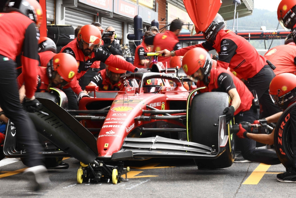 Carlos Sainz lähtee paalupaikalta sunnuntain F1-kisaan Belgian Span radalla. LEHTIKUVA/AFP