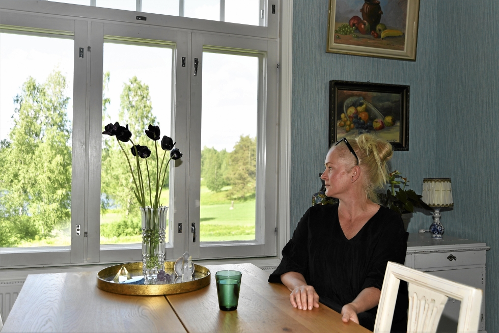 Johanna Loposen keittiön pöydän äärestä avautuu näkymä maalaismaisemaan. Taustalla pilkistää myös Sonkalahti.