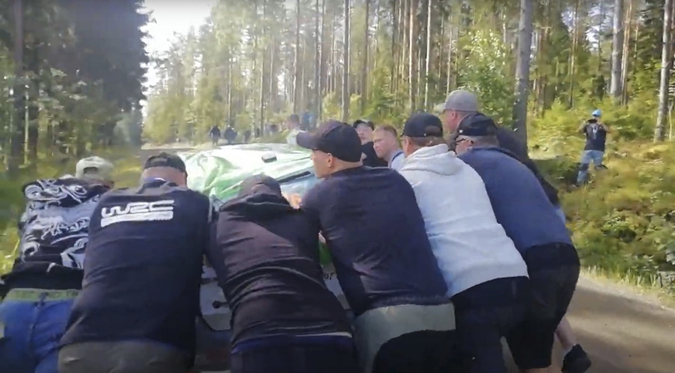 Näin suomalaiskatsojat työnsivät Nikolay Gryazinin auton takaisin Rannankylän sorateille. Kuvakaappaus videolta.
