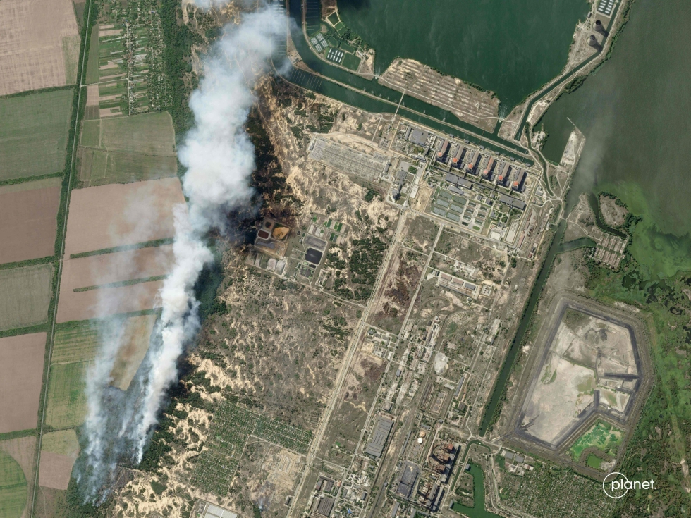 Ydinvoimalan lähellä oleva metsä oli tulessa elokuussa viime viikolla. Lehtikuva/AFP