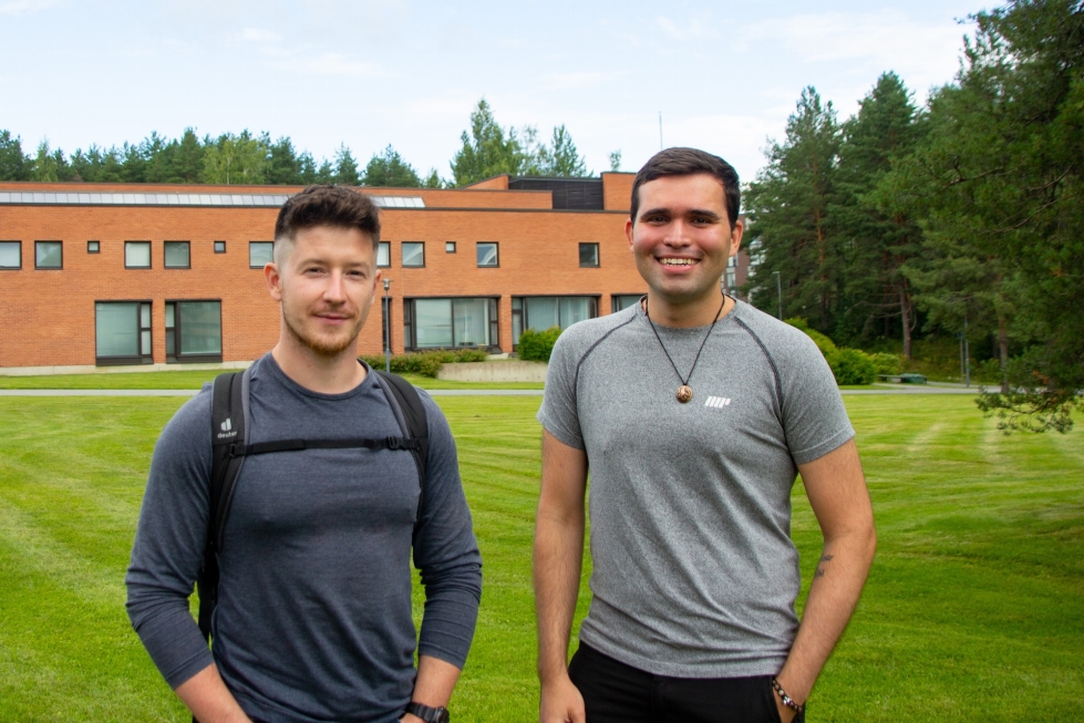 Antoine Scherer (vas.) ja Cesar Soares de Oliveira ovat opiskelleet Itä-Suomen yliopiston Joensuun kampuksella viime vuodesta lähtien.