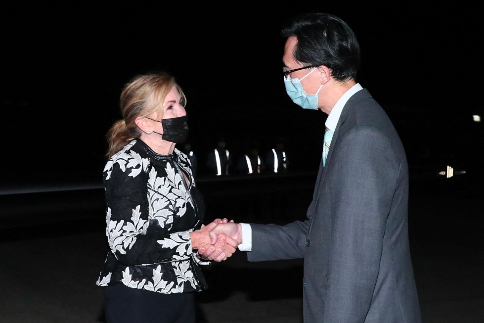 Yhdysvaltalaissenaattori Marsha Blackburn (vas.) saapui myöhään torstaina vierailulle Taiwaniin. LEHTIKUVA/AFP/MOFA