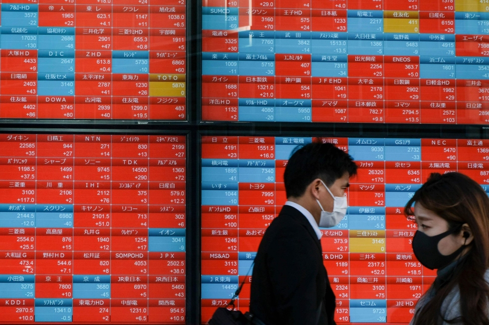 Japanissa Tokion pörssissä Nikkei-indeksi syöksyi 2,64 prosenttia. Kuvituskuva vuodelta 2020. LEHTIKUVA/AFP