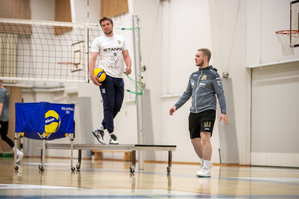 Hurmoksen päävalmentaja Matti Alatalo (oik.) ja Joensuuhun palannut Mikko Räsänen odottavat innokkaasti pelien alkamista.