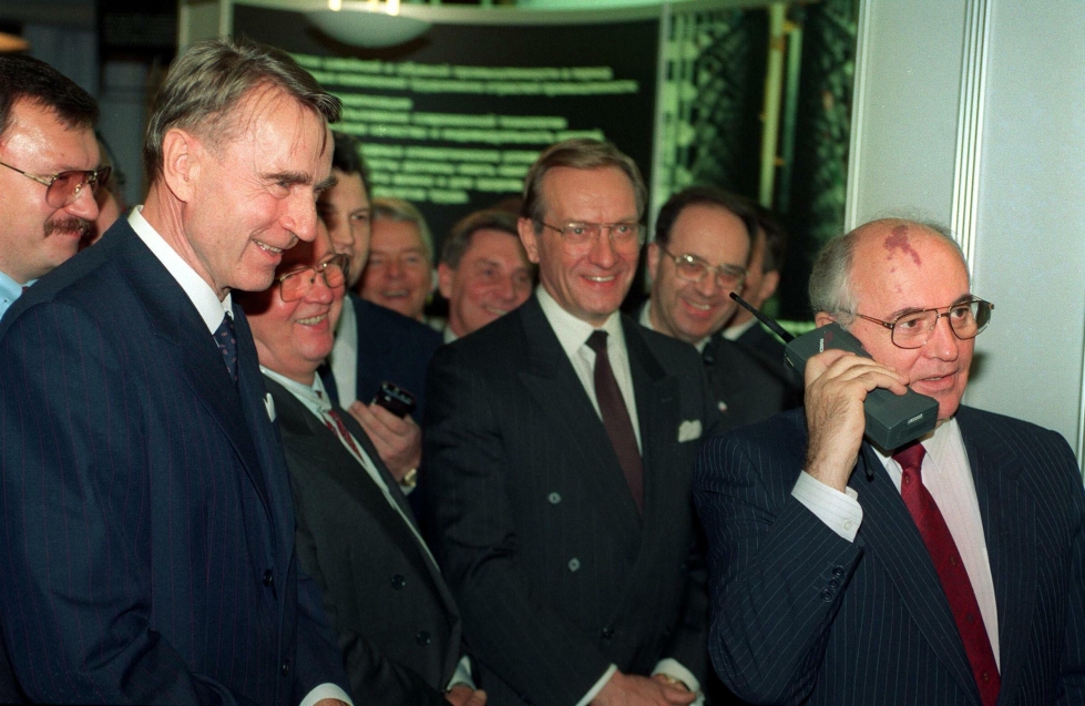 Gorbatshov puhumassa Moskovaan Nokian Mobira Cityman kännykällä vuonna 1989. Kuvassa vasemmalla presidentti Mauno Koivisto, keskellä pääministeri Harri Holkeri. Lehtikuva / Markku Ulander