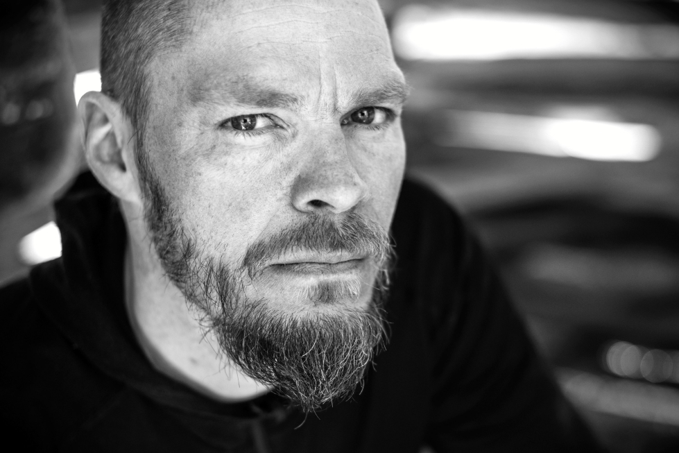 Tuomo Pirttimaa tarjoilee synkkien metsätaipaleiden tarinaa. Kirjailijalta on ilmestynyt kaksi romaania, Hete (2021) ja uutuusromaani Tirri.