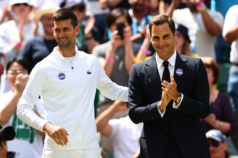Novak Djokovic (vas.) ja Roger Federer kuvattiin Wimbledonissa heinäkuussa. LEHTIKUVA / AFP