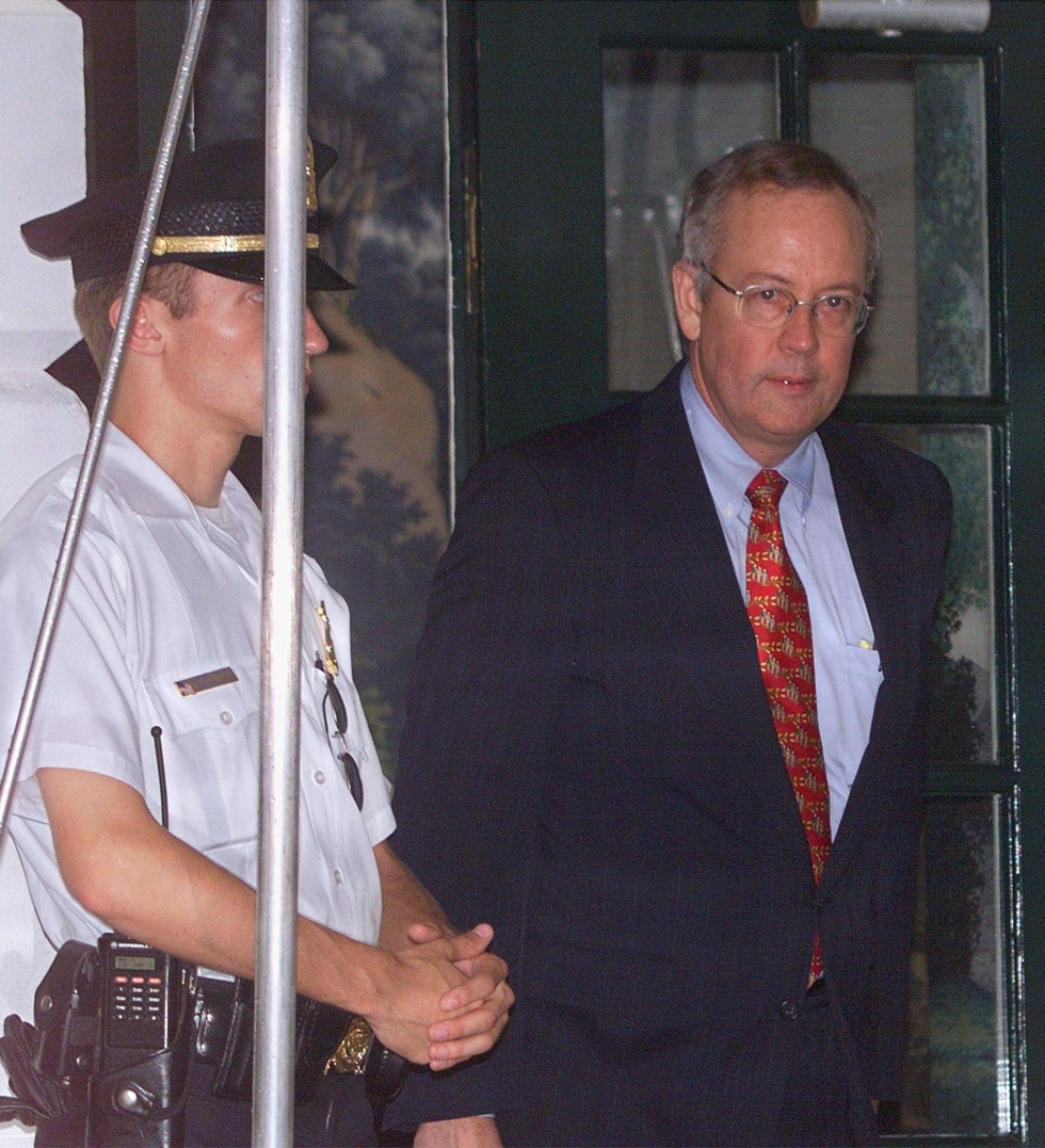 Starr (oik.) kuvassa vuonna 1998 Washingtonissa. Lehtikuva/AFP