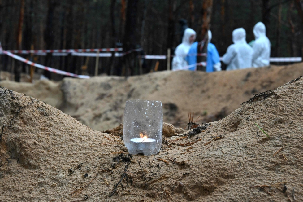 Kaikkien Izjumin suurelle hautapaikalle haudattujen ruumiiden ylöskaivaminen on saatu päätökseen, kertoi Ukrainan poliisiylijohtaja perjantai-iltana. LEHTIKUVA / AFP