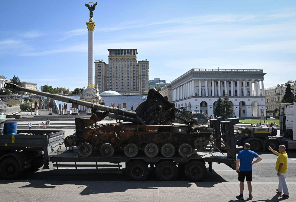 Ukrainalaisjoukkojen tuhoamia Venäjän armeijan ajoneuvoja ja varusteita oli esillä Kiovassa Ukrainan itsenäisyyspäivänä 26. elokuuta. LEHTIKUVA/AFP