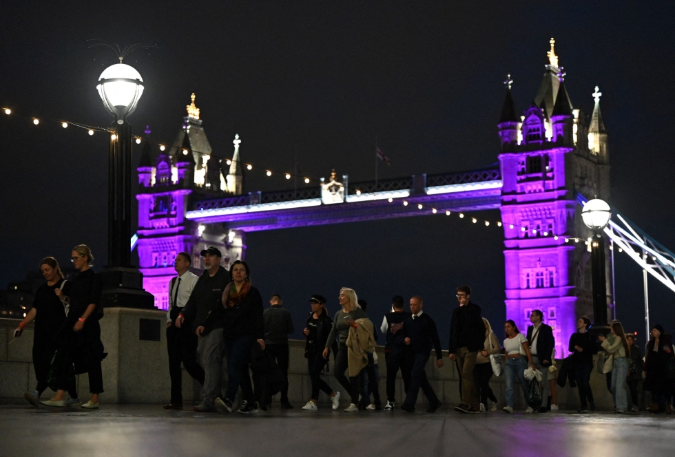 Ihmiset jonottavat tuntikausia jättääkseen jäähyväiset edesmenneelle kuningattarelle Lontoossa. LEHTIKUVA/AFP
